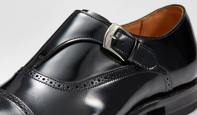 甲部分で大きくカーブを描く特徴的なシングルモンクは、控えめで洗練された印象。やや幅のあるポリッシュ仕上げのバックルが、足元をよりスタイリッシュに引き締めてくれる。