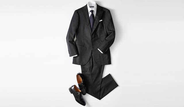フォーマル感のあるダークスーツに、ブラックキップレザーのシングルモンクストラップがベストマッチ。控えめでドレッシーながら、モードな洗練が薫る今日的ビジネススタイルに仕上がった。Vゾーンは白シャツとネイビータイで、モダンなメリハリを効かせるのが正解。 <br> <br>  靴2万8000円／リーガル（リーガル コーポレーション☎047-304-7261）、スーツ13万円、シャツ2万3000円、タイ1万6000円／すべてタキザワ シゲル（タキザワシゲル☎03-3569-3962）、チーフはスタイリスト私物