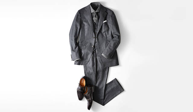 ダークブラウンのキップレザーをもちいたダブルモンクストラップは、グレーのチョークストライプ柄スリーピースというクラシックなスーツに、ストイックなモダンさを加えてくれる。Vゾーンもグレーのワントーンでまとめれば、都会的かつ大人らしいビズスタイルに。 <br> <br>  靴2万8000円／リーガル（リーガル コーポレーション☎047-304-7261）、スーツ9万5000円／ビームスＦ、シャツ2万3000円／ギ ローバー（ともにビームスF 新宿☎03-5368-7305）、タイ2万円／ドレイクス（渡辺産業プレスルーム☎03-5466-3446）、チーフはスタイリスト私物