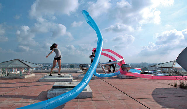 ウダム・チャン・グエン《ヘビの尻尾》より（部分）</br>2015 年、ビデオ・インスタレーション（3 面）</br>(c) UuDam Tran Nguyen. Courtesy of the artist.