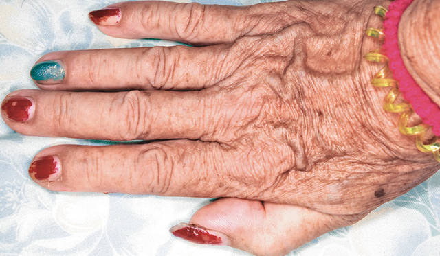 石川竜一《浦添、グッピーの手》</br>2016年、インクジェット・プリント</br>(c)Ryuichi Ishikawa