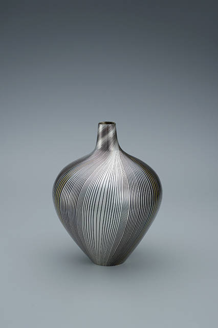 日本工芸会会長賞</br>＜金工＞　鍛矧合壺「線」　萩野紀子