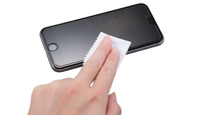 通話時に付きやすいファンデーションなどの汚れを浮かせ、さっと拭き取れる保護ガラス。。iPhone 7、iPhone 7plus用ともに2,500円。9月下旬発売予定