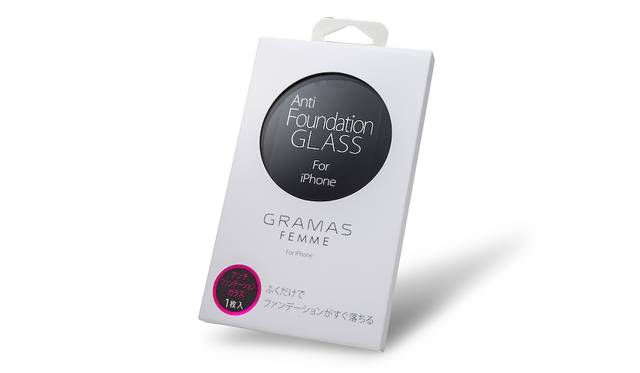 通話時に付きやすいファンデーションなどの汚れを浮かせ、さっと拭き取れる保護ガラス。。iPhone 7、iPhone 7plus用ともに2,500円。9月下旬発売予定