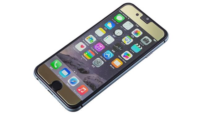 液晶バックライトがOFF時にはミラーとなる保護ガラス。色味の異なる2色で展開。iPhone 7、iPhone 7plus用ともに2,500円。9月下旬発売予定