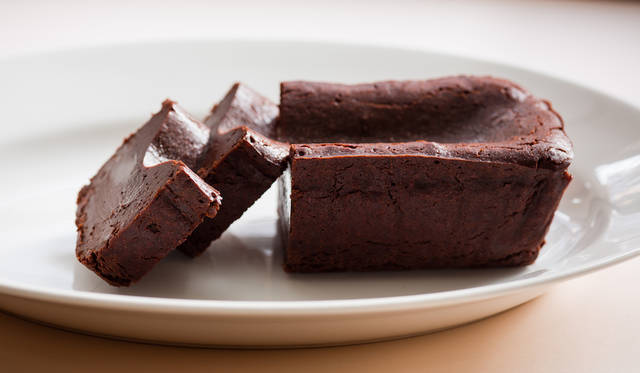 「ドモーリ」創始者ジャンルーカ・フランゾーニ氏が氏家シェフのために調合したグランクリュショコラ「KEN’S」を使用した、特撰ガトーショコラ