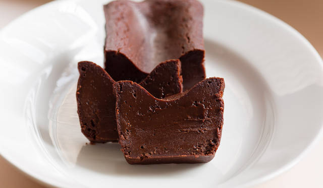 「ドモーリ」創始者ジャンルーカ・フランゾーニ氏が氏家シェフのために調合したグランクリュショコラ「KEN’S」を使用した、特撰ガトーショコラ