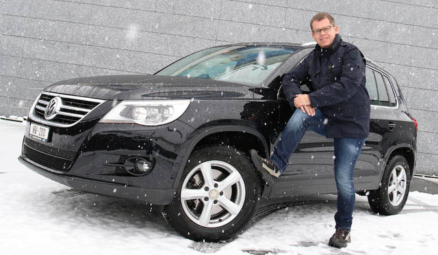 スイスのホテル アソシエーション「アウトバーン・ホテルズ」で代表を務めるヤープ・シューパーさんと、愛車フォルクスワーゲン「ティグアン」。