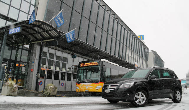 ヤープさんが支配人を務めるルツェルン湖畔の「ホテル・シュタンス・シュッド」は、「アウトバーン・ホテルズ」のフラッグシップである。階下には、スイス郵便が運営する「ポストアウト」の車庫が。