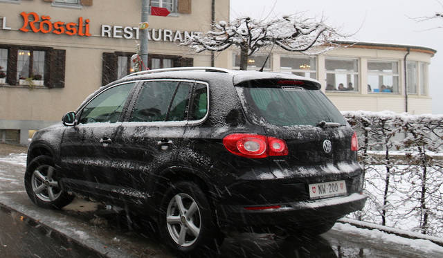 ルツェルン湖畔の古いレストラン前で。