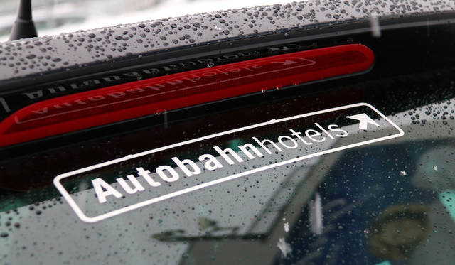 リアウィンドーには、彼が発起人となったホテル・アソシエーションのステッカーが。