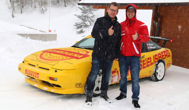 ドライビングスクールを主宰する知人イヴさん(右)と。日産「200SX」（日本名「180SX」）にスリーダイヤモンド・マークが貼られているのは、「本当は三菱ファン」というイヴさんのユーモアである。