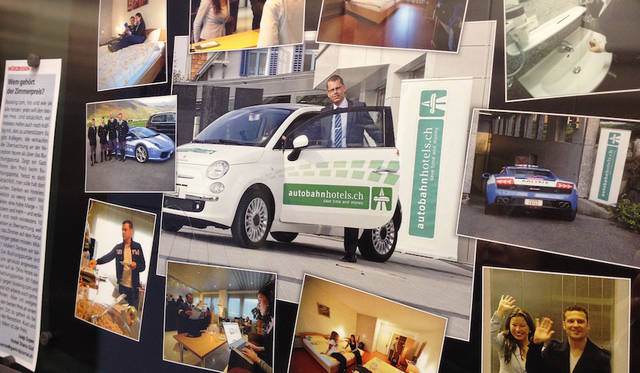 エレベーターの中に貼られたポスター。自らがモデルを務めるオフィシャル・フォト横には、ランボルギーニ・ガヤルドでやってきたイタリア交通警察隊をもてなしたときのスナップも。