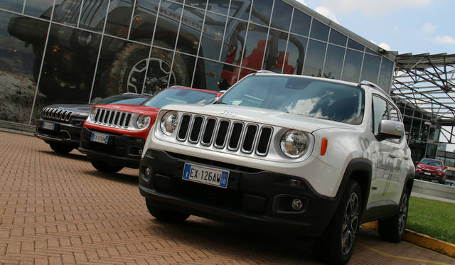 Mirafiori-Motor-Village_008 前庭。レネゲードやチェロキーなど、ジープが並ぶ一角