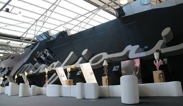 Mirafiori-Motor-Village_011 エントランスに置かれた白いソファは、ミラーに映るとご覧の通り