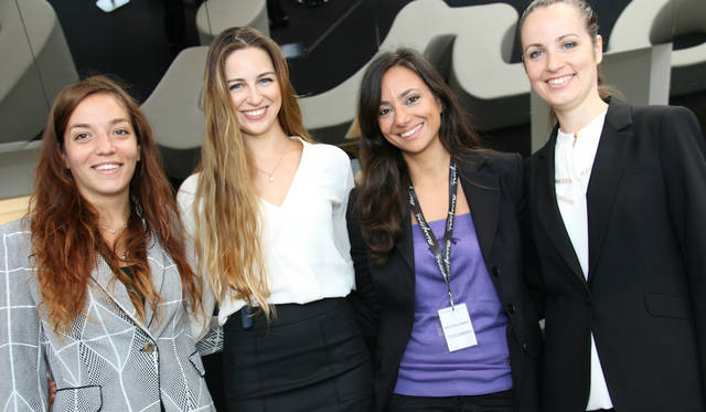 Mirafiori-Motor-Village_012 エントランスで迎えてくれる女性スタッフたち