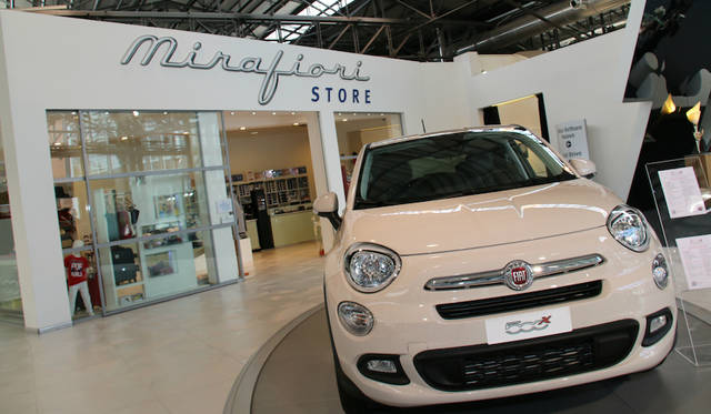 Mirafiori-Motor-Village_013 オフィシャル・マーチャンダイジング・ショップの前にディスプレイされたフィアット500X