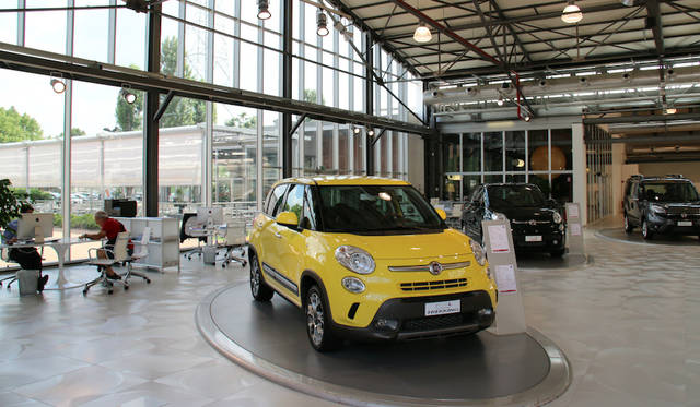 Mirafiori-Motor-Village_015 フィアット500Lトレッキング(手前)