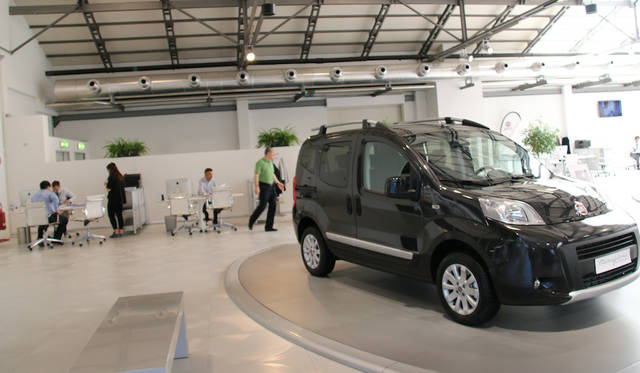 Mirafiori-Motor-Village_018 フィアット・クーボ・トレッキングと商談スペースをのぞむ