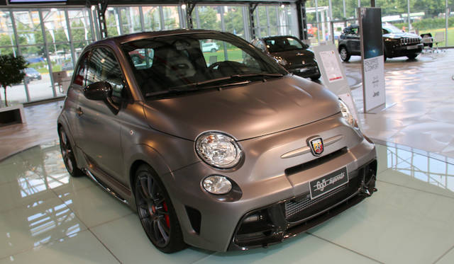 Mirafiori-Motor-Village_030 アバルトのコーナーで。2シーターの695ビポスト