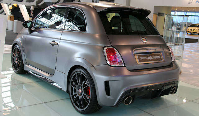 Mirafiori-Motor-Village_031 アバルトのコーナーで。2シーターの695ビポスト