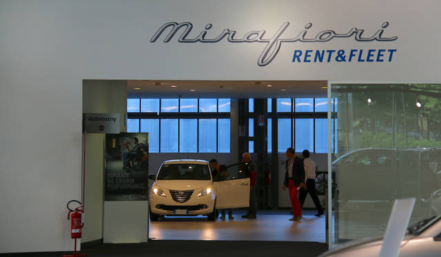 Mirafiori-Motor-Village_043 納車ブース。次々と新車が引き取られてゆく