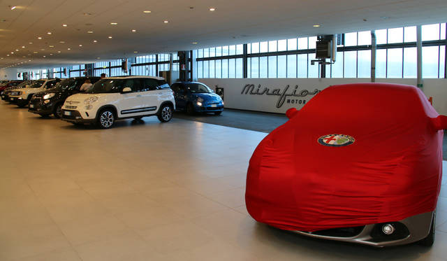 Mirafiori-Motor-Village_044 納車ブース。次々と新車が引き取られてゆく