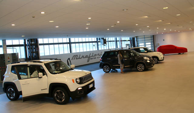 Mirafiori-Motor-Village_045 納車ブース。次々と新車が引き取られてゆく