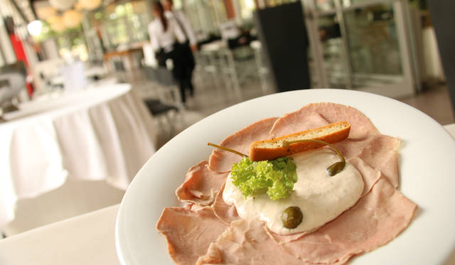 Mirafiori-Motor-Village_055 ピエモンテ名物・ツナソースがけ薄切り牛肉。9ユーロ(約1,100円)