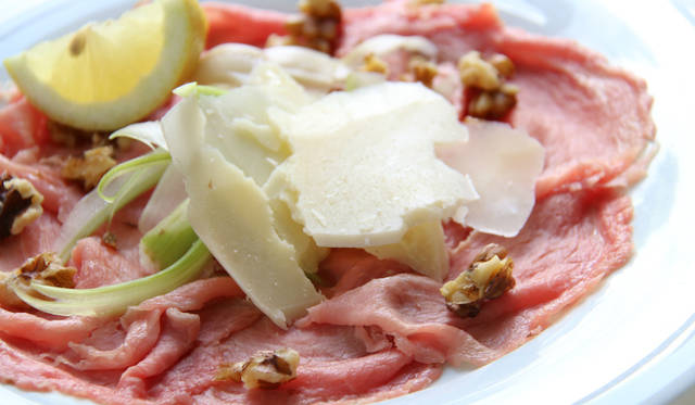 Mirafiori-Motor-Village_057 地元ピエモンテ牛のローストビーフ。9ユーロ(約1,100円)