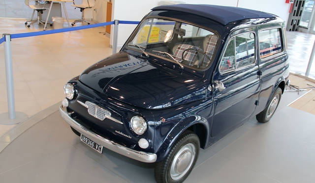 Mirafiori-Motor-Village_059 ショールームの一角に展示された歴史車から。アウトビアンキ500ジャルディニエラ。ベースとなったフィアット500の生産終了後も、1977年までカタログに載り続けた