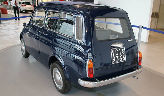 Mirafiori-Motor-Village_060 ショールームの一角に展示された歴史車から。アウトビアンキ500ジャルディニエラ。ベースとなったフィアット500の生産終了後も、1977年までカタログに載り続けた