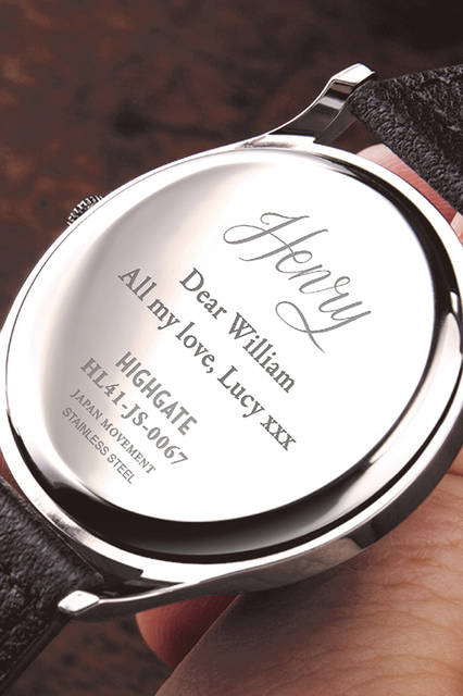 時計ケースがメッセージカード代わりに。とてもロマンチックなプレゼントである。