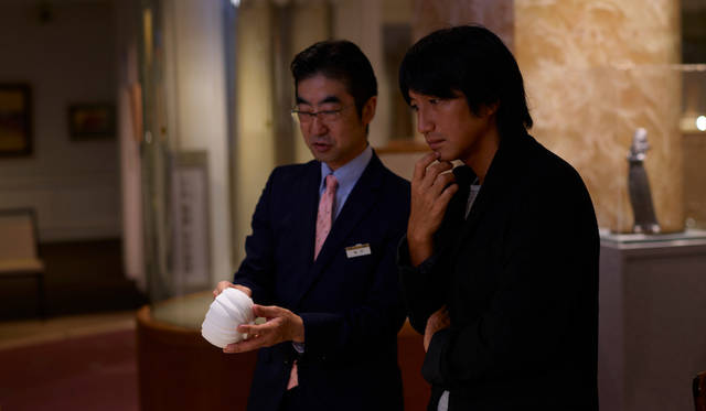 三原康裕氏と日本橋三越本店美術部マネージャー、嶋田修氏