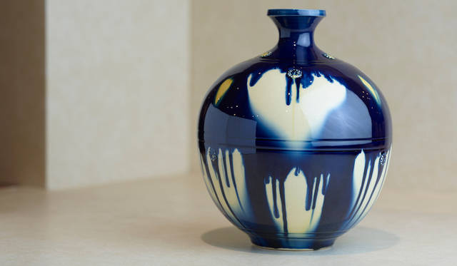 加藤清和「藍三彩貼花梅瓶」
