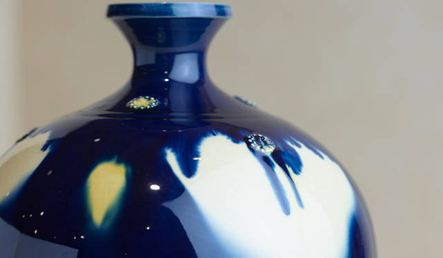 加藤清和「藍三彩貼花梅瓶」
