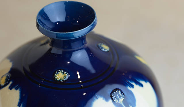 加藤清和「藍三彩貼花梅瓶」