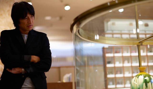 加藤清和「三彩貼花梅瓶」を鑑賞する三原康裕氏