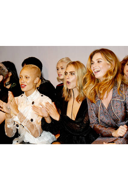 670357939RM076_Burberry_Sep