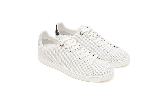 限定アイテム『フロントロー・ラインスニーカー』</br>9万1000円（税抜）