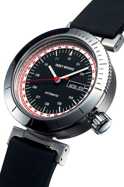 <strong>W automatic NYAE002</strong><br /> 品番｜NYAE002<br /> ムーブメント｜自動巻き<br /> 精度｜平均日差+45秒〜-35秒<br /> ケース素材｜ステンレススチール<br /> ケースサイズ｜45.0mm<br /> ケース厚｜14.0mm<br /> バンド素材｜ステンレススチール<br /> 防水｜日常生活用強化防水（10気圧）<br /> 価格｜6万8000円（税抜）<br />