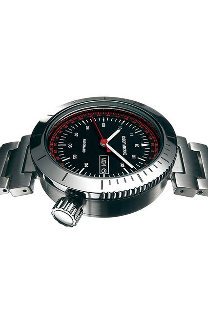 <strong>W automatic NYAE001</strong><br /> ダイバーズウォッチと等しく、クリック操作の逆回転防止ベゼルを搭載。ケースバックには小窓を設け、テンプの軽やかな動きを見せている。<br /> 