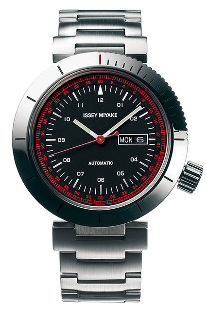 <strong>W automatic NYAE001</strong><br /> ダイバーズウォッチと等しく、クリック操作の逆回転防止ベゼルを搭載。ケースバックには小窓を設け、テンプの軽やかな動きを見せている。<br /> <br /> 品番｜NYAE001<br /> ムーブメント｜自動巻き<br /> 精度｜平均日差+45秒〜-35秒<br /> ケース素材｜ステンレススチール<br /> ケースサイズ｜45.0mm<br /> ケース厚｜14.0mm<br /> バンド素材｜ステンレススチール<br /> 防水｜日常生活用強化防水（10気圧）<br /> 価格｜7万8000円（税抜）<br />