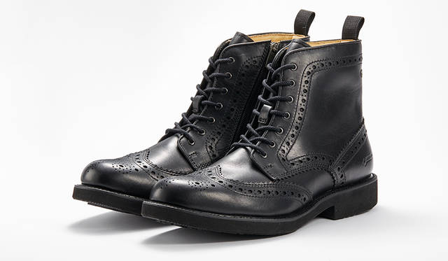 ウイングチップデザインの正統派カントリーブーツ。編上げ仕様ながら内側のサイドジッパーで素早く着脱できる。ブラックとブラウンの2色展開。2万8000円