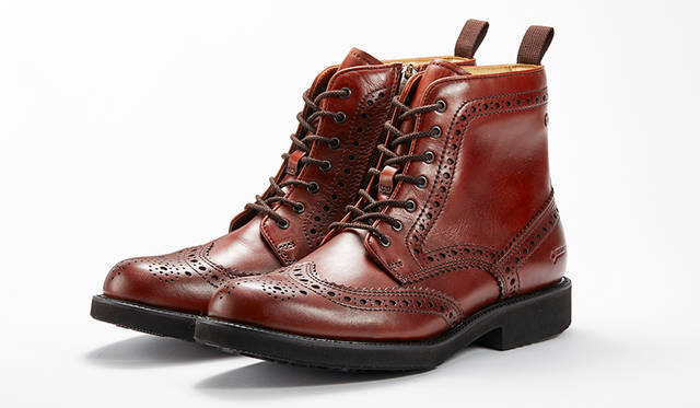 ウイングチップデザインの正統派カントリーブーツ。編上げ仕様ながら内側のサイドジッパーで素早く着脱できる。ブラックとブラウンの2色展開。2万8000円