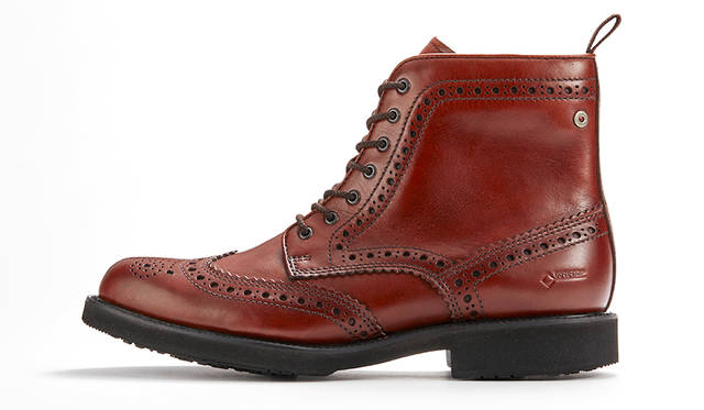 ヒール外側にはGORE-TEX®のロゴをさりげなく刻印。またアンクル部にはカジュアルシリーズのアイコンであるリベット飾りが控えめに凝らされる。