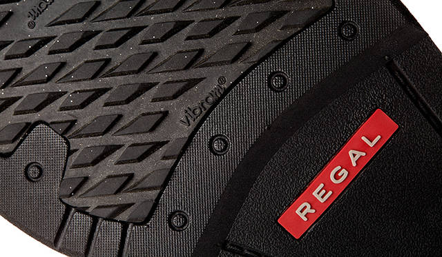 雪道や凍った道で優れた耐滑性を発揮するビブラム社製アイストレックソール。センター部のパターンはリーガルオリジナルであり、雪離れがよく雪が付着して滑るのを防ぐ。
