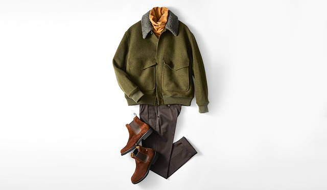 オリーブカラーのメルトン素材を用いたフライトジャケット風ブルゾンに、ブラウン系のアイテムでまとめたスタイル。ブラウンスエードのサイドゴアブーツを足元に合わせることで、温かみがあって大人らしい、いまどきな英国調のスパイスを薫らせることができる。<br><br>  ブーツ2万8000円／リーガル（リーガル コーポレーション☎047-304-7261）、ブルゾン6万2000円／メンテナント（ネイビー・ノート☎03-6447-4065）、ニット3万3000円／メゾン フラヌール（エストネーション☎03-5159-7800）、パンツ3万9000円／PT01（リング東京☎03-3497-5577）<br>