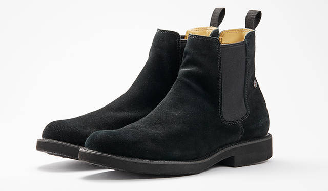 スエード素材採用、ゴアテックス®ファブリクス搭載のサイドゴアブーツ。ボリューミーなフォルムが男らしい英国的足元を演出。ブラックスエードとブラウンスエードの2色展開。2万8000円