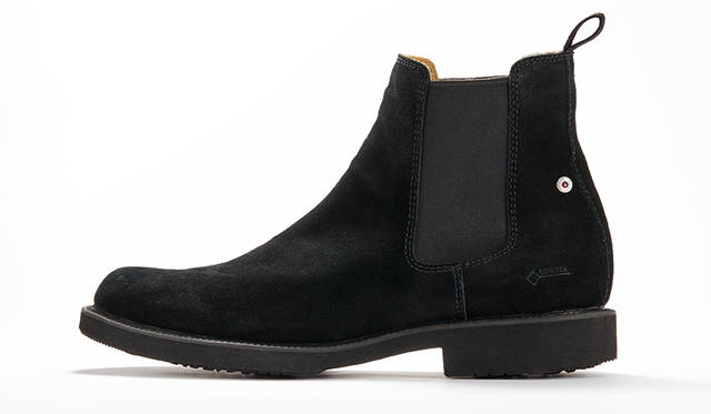 両サイドに設けられたサイドゴアで脱ぎ履きが容易。エラスティック製ゆえ水が侵入しやすいパーツだが、ゴアテックス®ファブリクスのライナーが内側をカバーすることで防水耐久性を実現している。